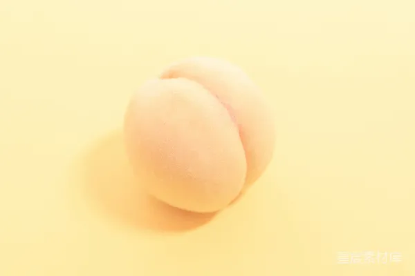 一张黄色背景上的单一杏子