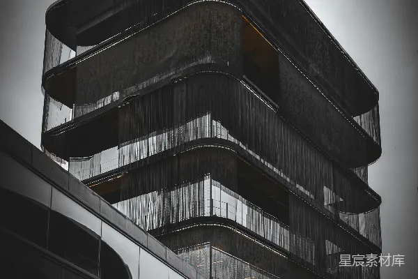 现代建筑，带有弧形阳台和玻璃幕墙。