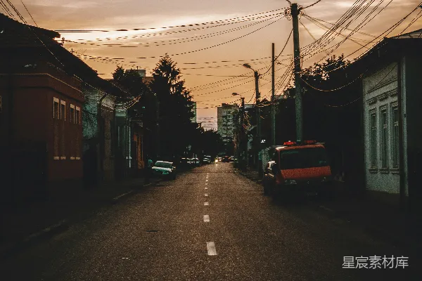 傍晚车辆停放在路边上。