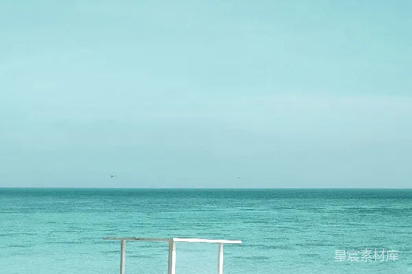 海滩上的白色木质结构