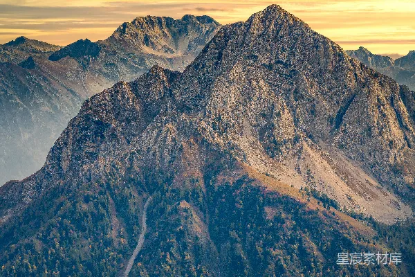 夕阳下的山峦美景