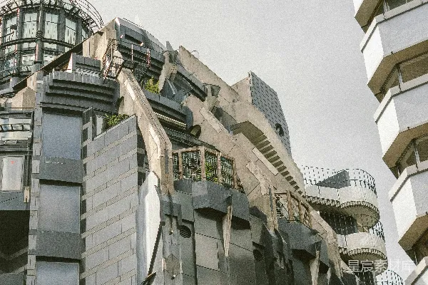 高清摄影 白天，白云下的白色混凝土建筑