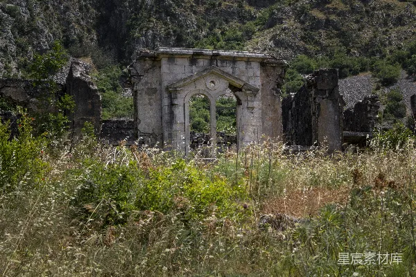 高清摄影 一座老建筑在一片草地之中