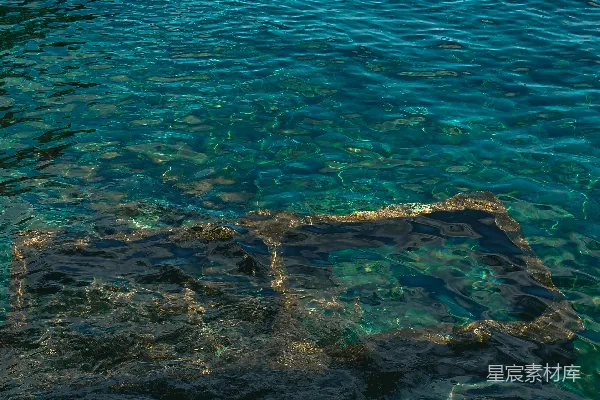 高清摄影 一艘船漂浮在大水体上。