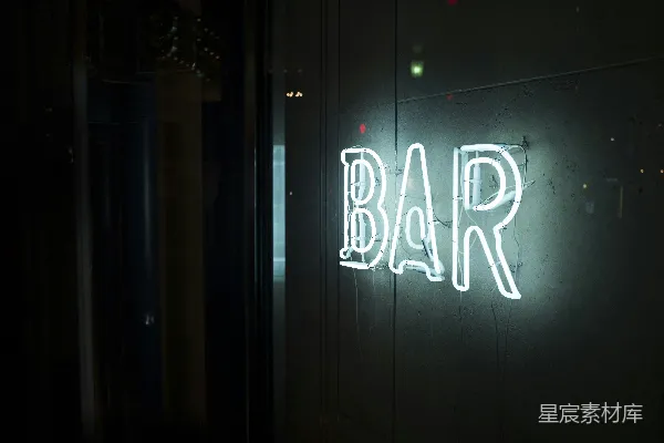 高清摄影 打开的白色条形霓虹灯招牌照片