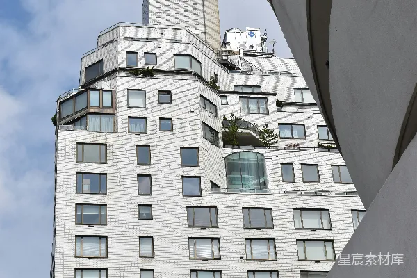 高清摄影 一座高大的白色建筑物，背景是蓝天。