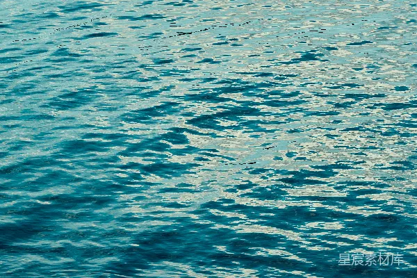 漂浮在一大片水体上的小船