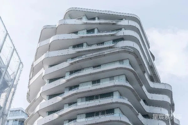 高清摄影 一座高层白色建筑，顶部有阳台。
