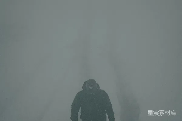 一个人在雪地中行走