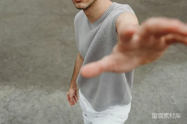 高清摄影 一个穿着灰色衬衫和白色裤子的男人