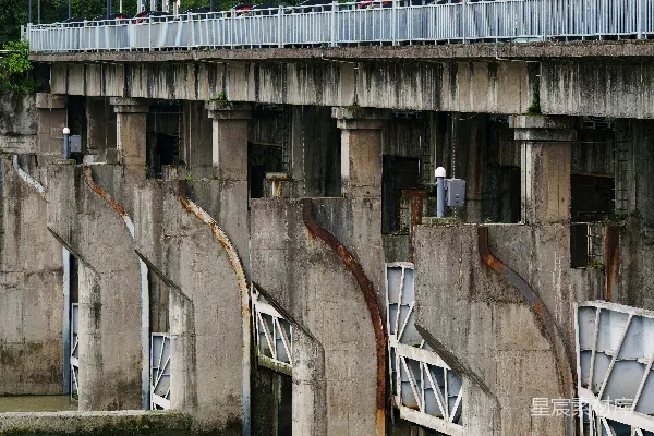 高清摄影 混凝土水坝，水流通过闸门