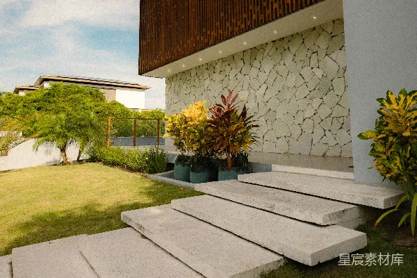 高清摄影 现代房屋入口，带有石墙和花园