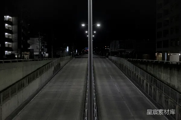 高清摄影 夜晚的街道空无一人，路灯闪烁。