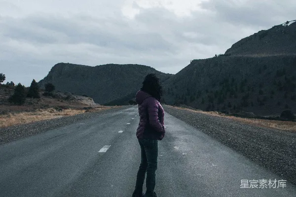 一个女人站在马路中间