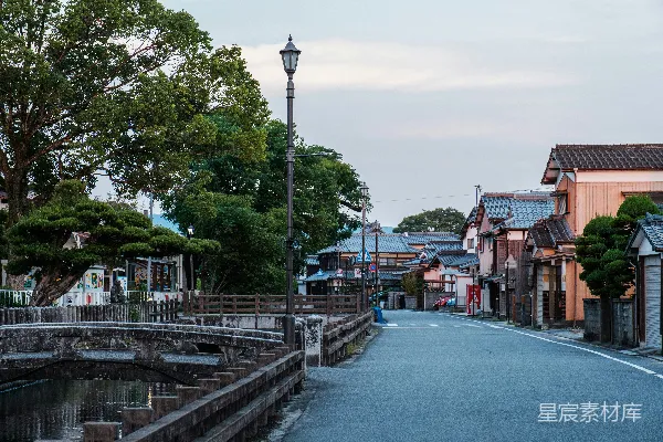 一条沿街有房屋的道路