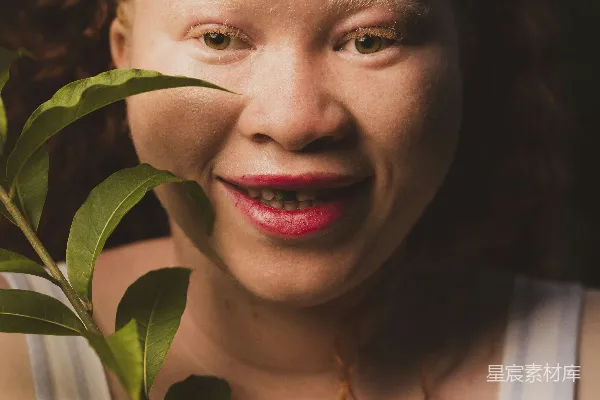 一个涂着红色口红的女人拿着一盆植物