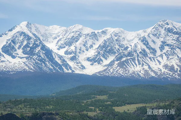 远处有一条山峦连绵起伏，山顶覆盖着白雪。