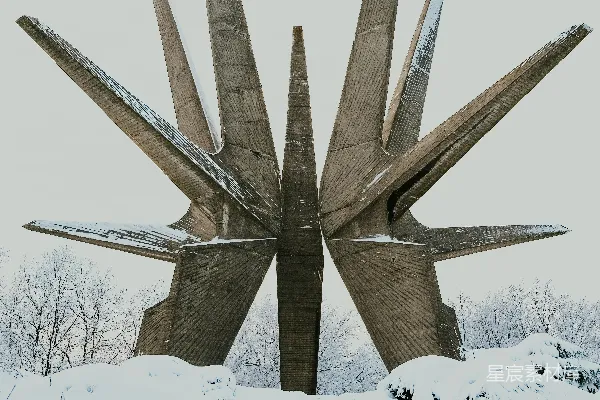 高清摄影 在白天的雪地上，有一座棕色木制十字架。