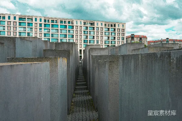 高清摄影 大型建筑物背景下的混凝土砖迷宫。