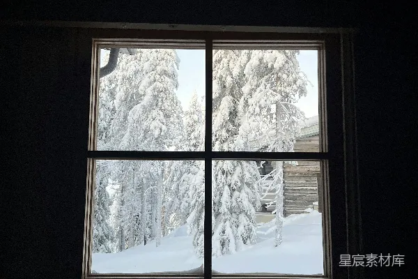 黑暗房间的一扇窗户，地上覆盖着白雪。