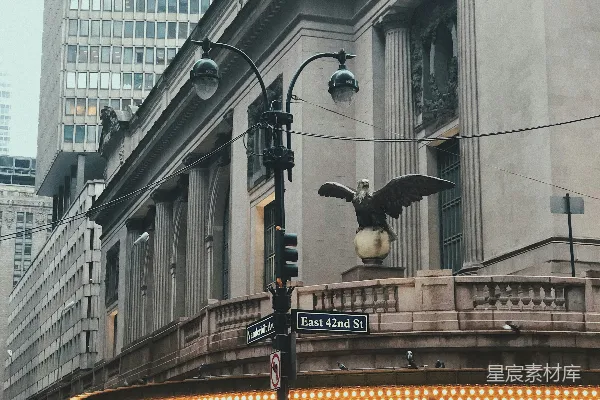 高清摄影 白天，人们在建筑物附近的街道上行走。