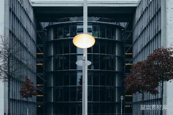 高清摄影 白天，灰色混凝土建筑旁的白色路灯