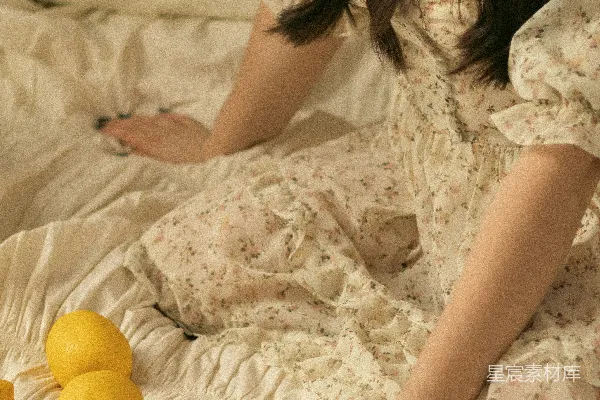 女人和柠檬在床上。