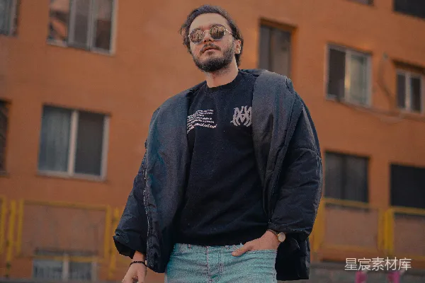 一个男人站在一栋高大的建筑物前