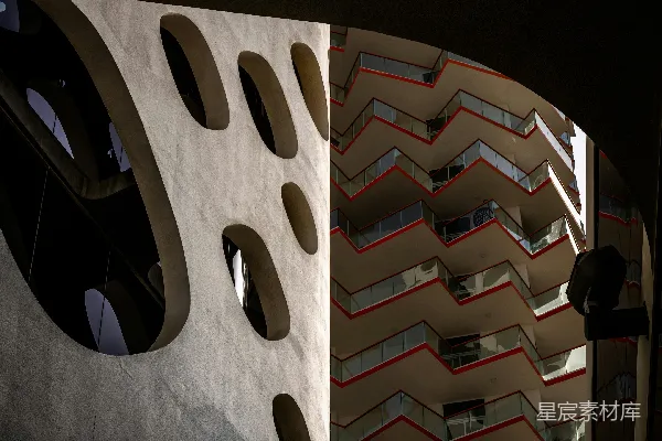高清摄影 一座大型白色建筑物，附有一个楼梯。
