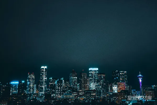 夜晚的城市夜景，灯火通明。