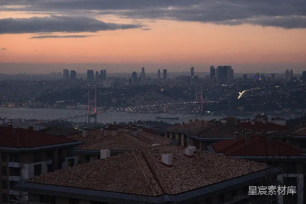 一座城市与一片水域的景象