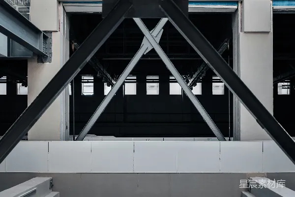 高清摄影 一个大型金属结构在一个大型建筑物内