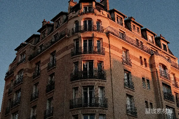 精致的巴黎建筑沐浴在温暖的日落余晖中。
