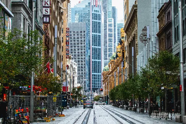 高清摄影 城市街道上有车辆行驶，路边停着汽车，这是白天的景象。