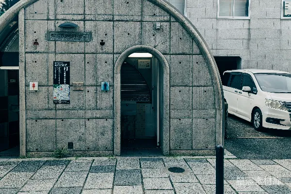 高清摄影 一辆车停在混凝土建筑前。