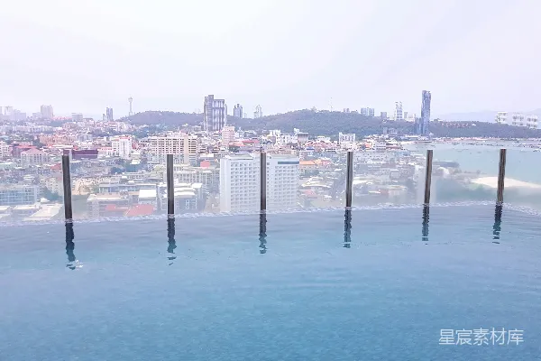 高清摄影 几根杆子在水体中