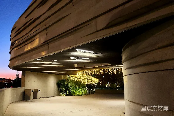 高清摄影 夜晚灯光亮起的白色混凝土建筑