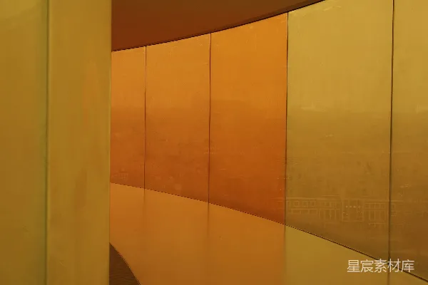 建筑背景中的弯曲墙体