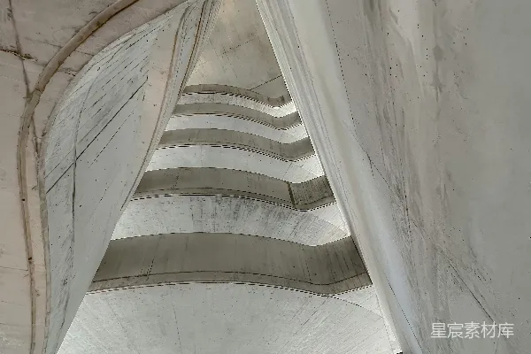 高清摄影 一座很长很窄的建筑，有很多窗户。