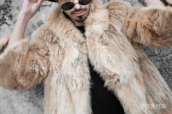 一个穿毛皮大衣和帽子的男人