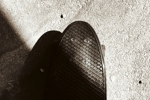 高清摄影 黑色的拖鞋在灰色的混凝土地板上