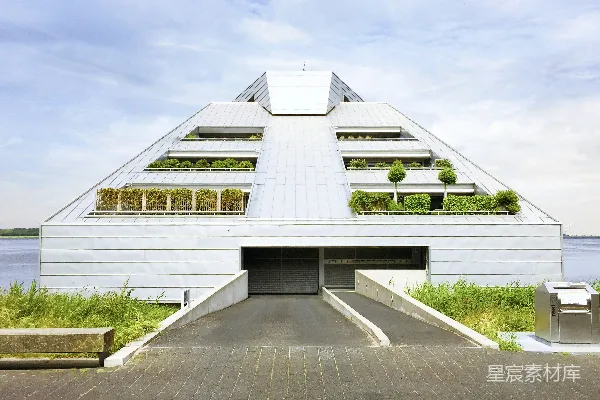 高清摄影 白天，白云下的白色混凝土建筑