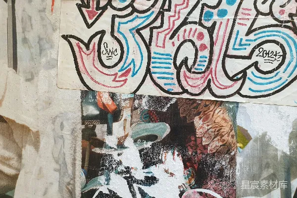 高清摄影 一个男人站在一堵布满涂鸦的墙旁边