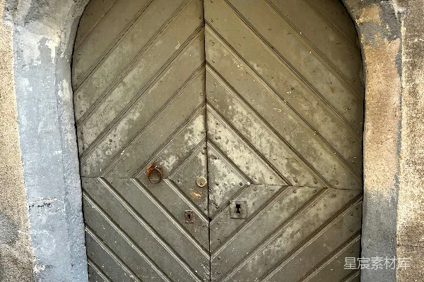 一个有洞的木门