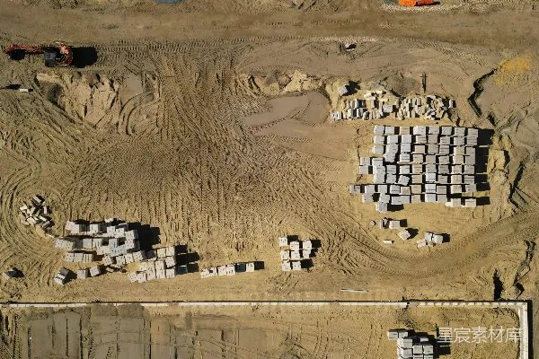 高清摄影 空中俯瞰施工场地，堆积的材料清晰可见。