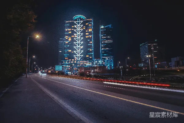 夜晚城市街道背景有一座非常高大的建筑物。