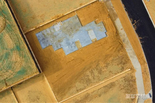 高清摄影 空中俯瞰一条街道和一栋建筑物。