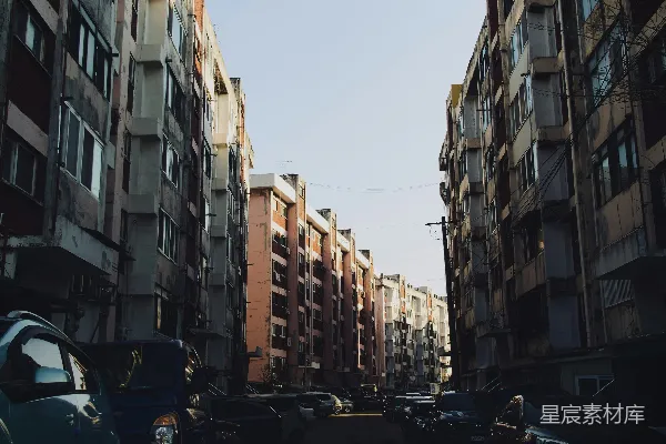高清摄影 一条充满高大建筑的城市街道