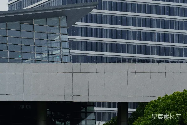 高清摄影 现代建筑，大量采用玻璃和混凝土。