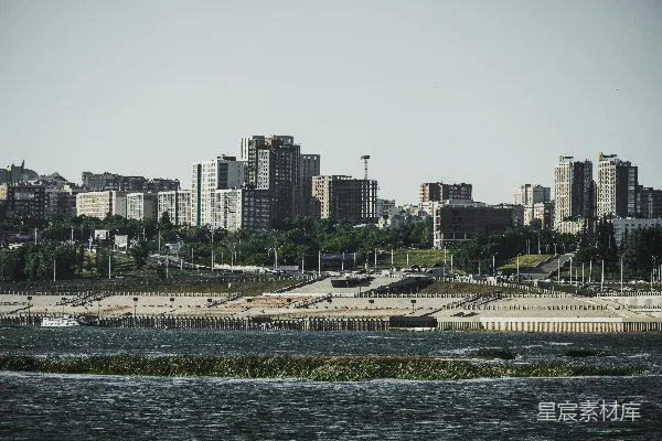 高清摄影 白天水边的城市建筑物